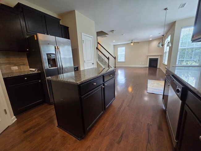Building Photo - Spacious 4BR, 2.5BA Home with Screened Pat...