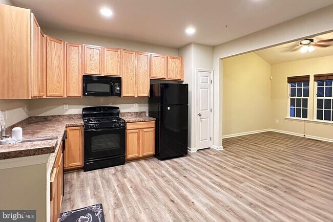 Building Photo - 920 Hopkins Cor