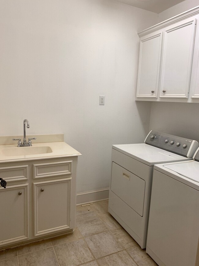 Building Photo - 2210 Bellefontaine