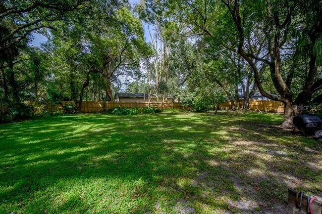 Building Photo - 6010 N Dexter Ave