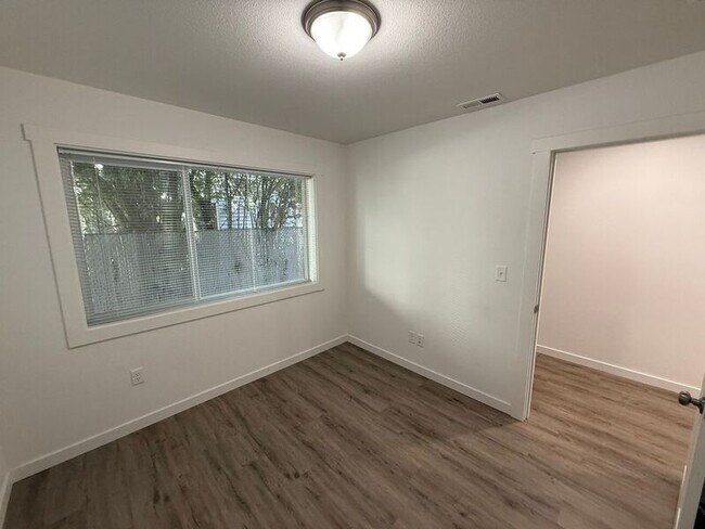 Building Photo - 2603 SW Pickford St