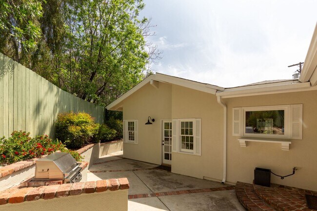 Building Photo - Beautiful Tarzana Rental!