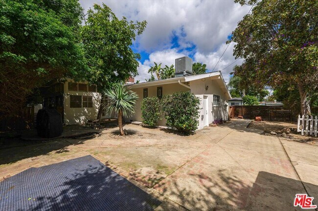 Building Photo - 22750 Clarendon St