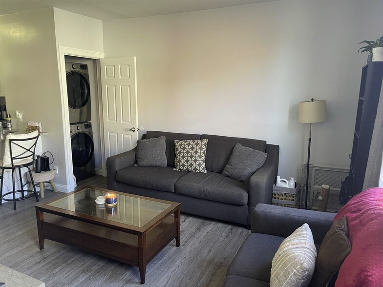 Living - 7 N Miami St
