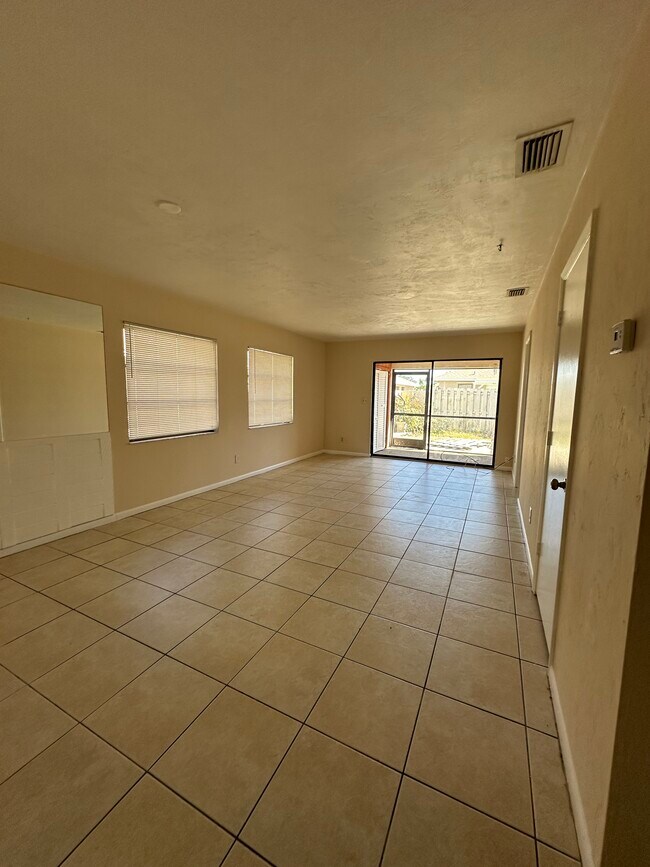 Building Photo - 27600 S View Dr