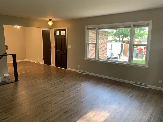 Building Photo - 215 Wedgewood Dr