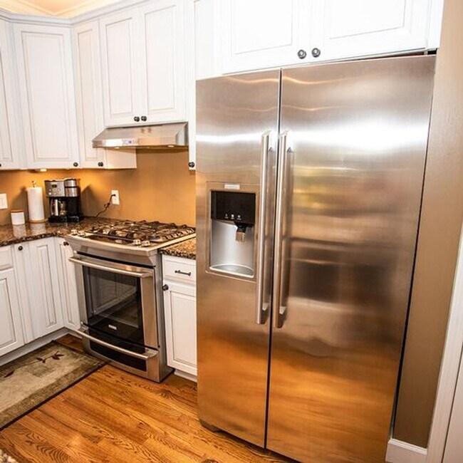 Building Photo - STUNNING!!! Four Bedroom two and a half bath home with a view!