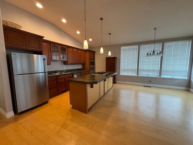 Building Photo - Amazing Bay View 3 bed/3 bath in Coos Bay