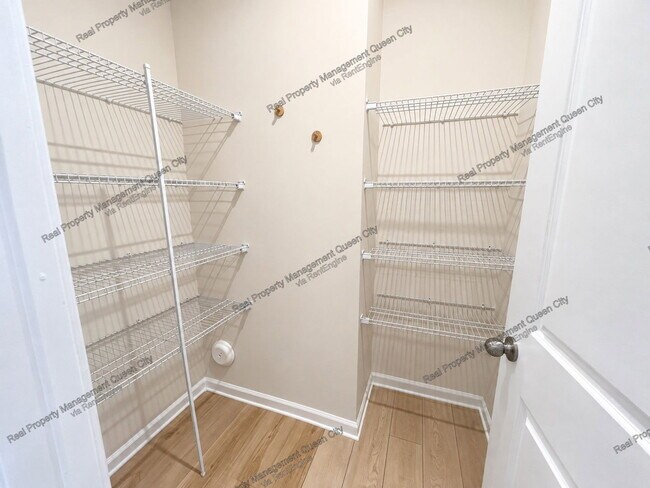 Building Photo - 2407 Lazette Dr