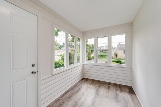 Common Area/Entrance - 416 N Central Ave