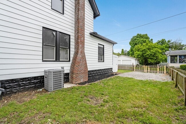 Building Photo - 3 bedroom house in Kendallville! CHRISTMAS SPECIAL!!