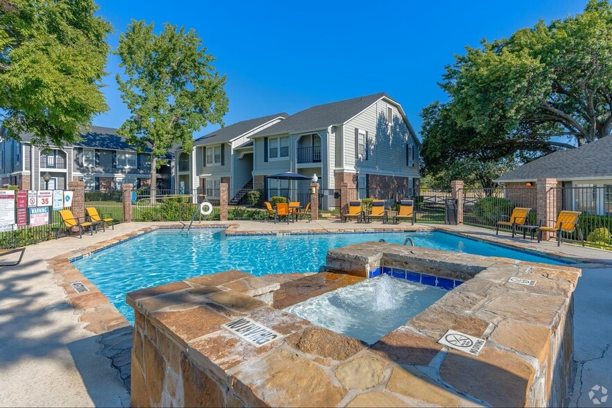Building Photo - Arbors of Burleson