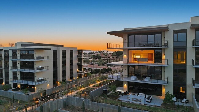 Building Photo - 4849 N Camelback Rdg Dr