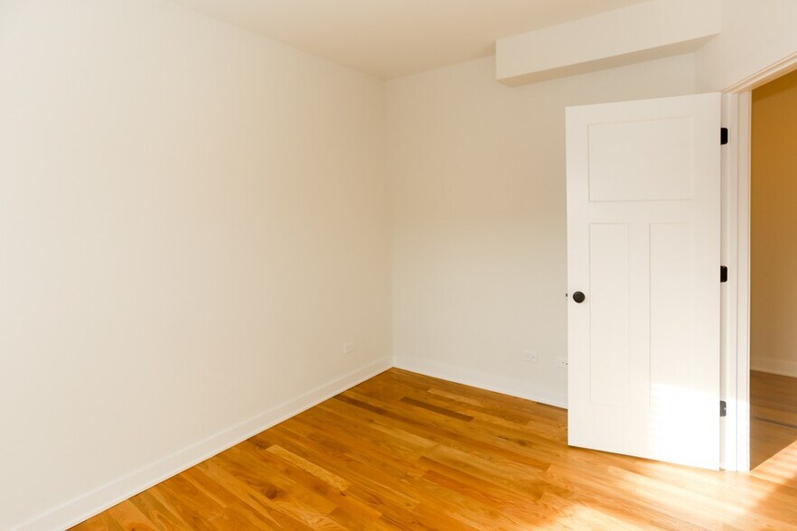 Building Photo - 2210 W Eastwood Ave