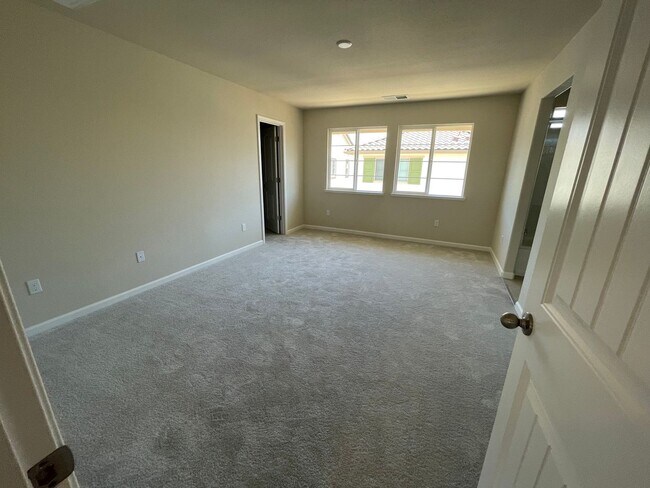 Building Photo - Newer Florsheim Home