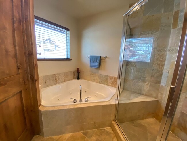 Building Photo - Cedar Ridge Townhome  **Mid-April thru November Rental**