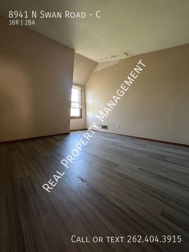 Building Photo - 8941 N Swan Rd