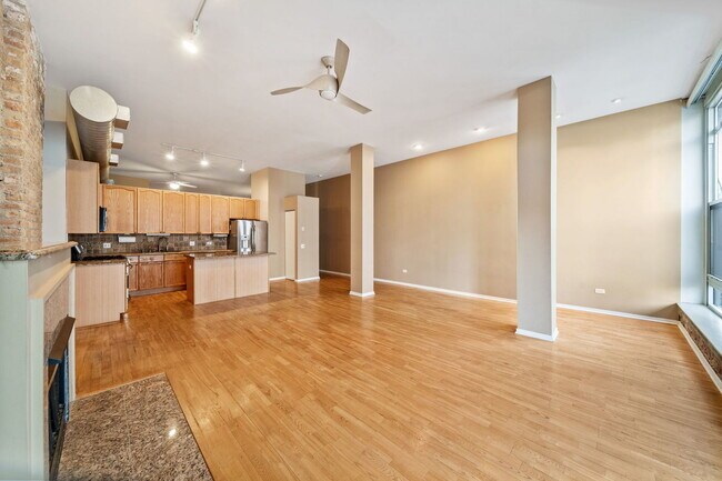 Building Photo - 1631 S Michigan Ave