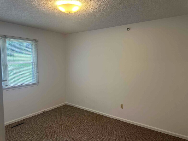 Building Photo - 525 Sulphur Spring Rd