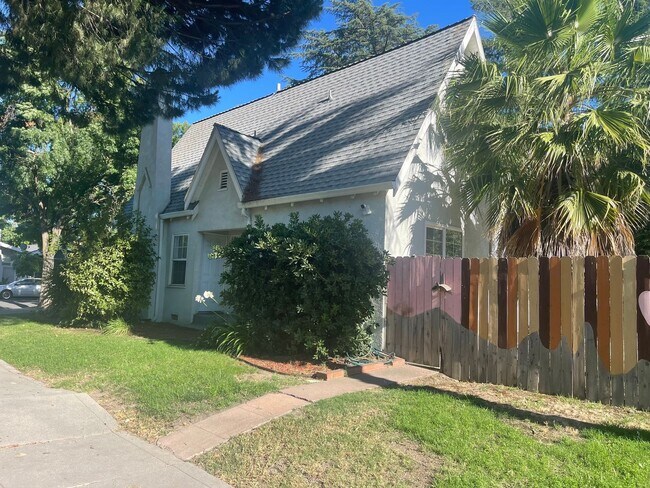 Building Photo - Cozy 2 bedroom bungalow home near UOP