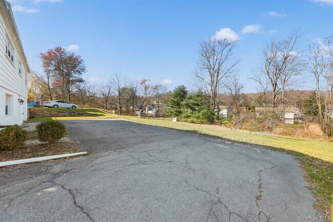 Building Photo - 22 Quaker Hill Rd