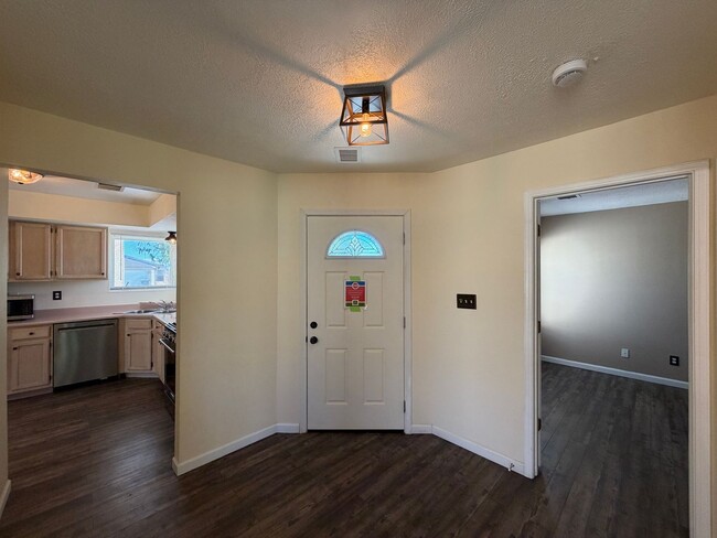 Building Photo - 2 Bedroom Single Story Home Available Near Unser Blvd NE & Northern Blvd NE in North Hills Rio Ra...