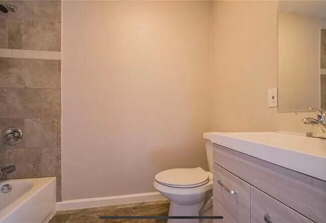 Front master bath with tub and shower. - 1704 Whitney Way
