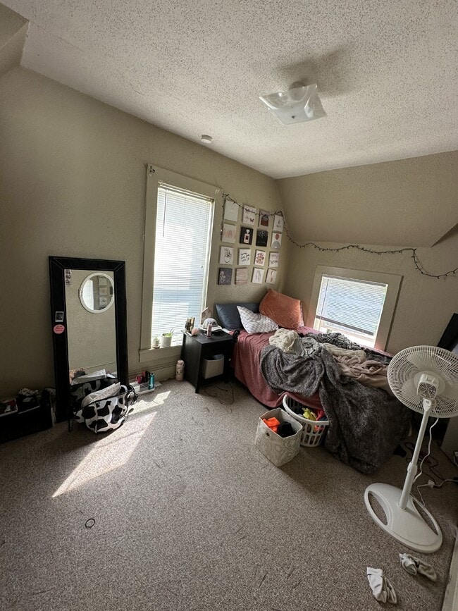 Building Photo - 3 Bed 1 Bath duplex close to UWEC!
