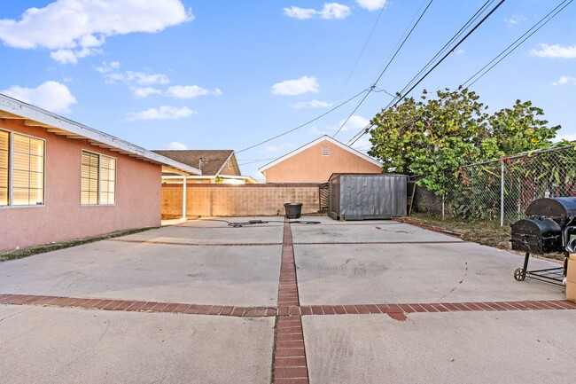 Building Photo - Stunning 3 Bedroom + Den Single Family Hom...