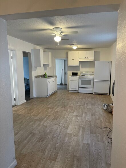 Building Photo - 8722 N Brooks St