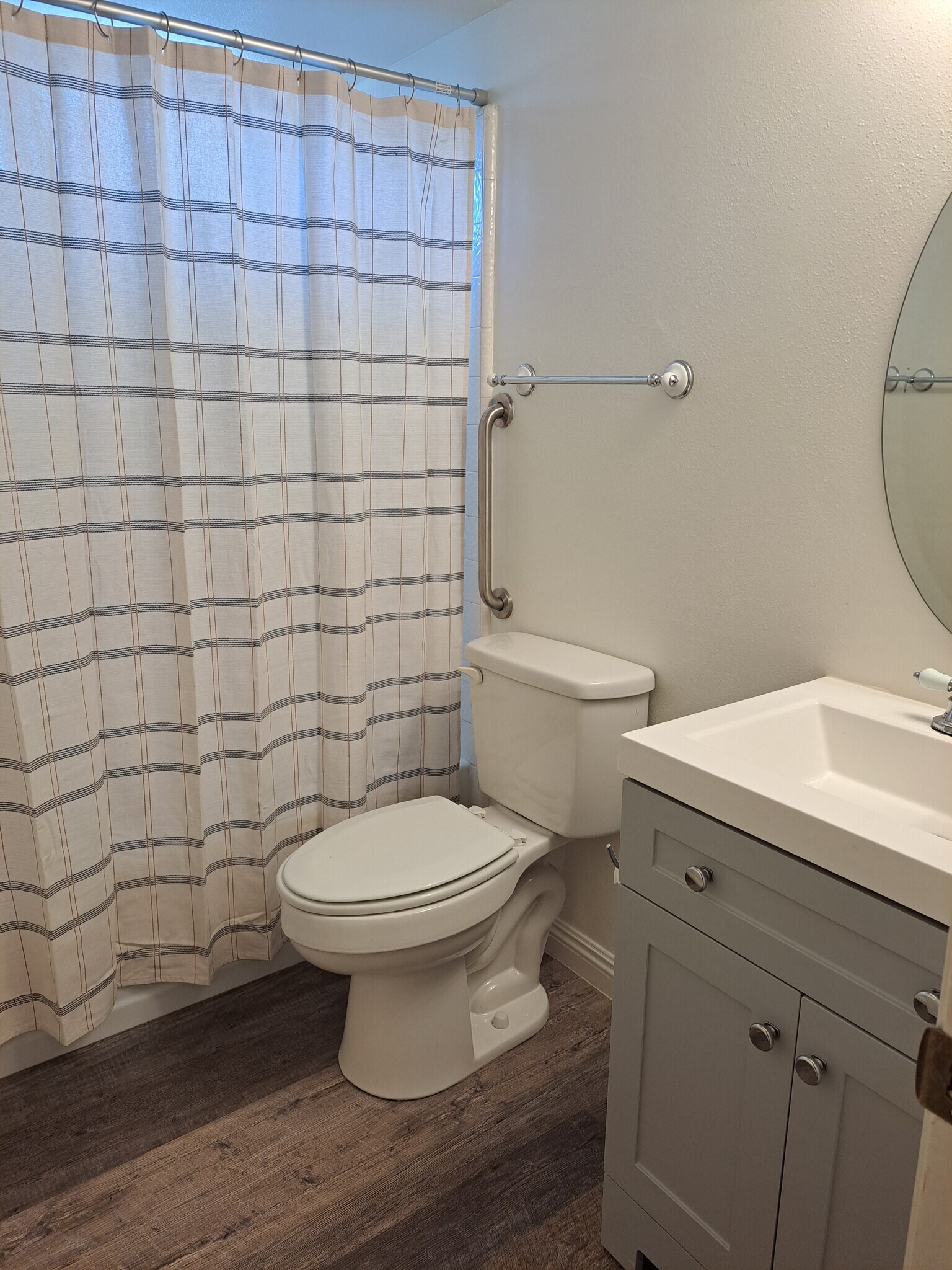 Bathroom #1, Full Bath - 5232 Wilkinson Ave