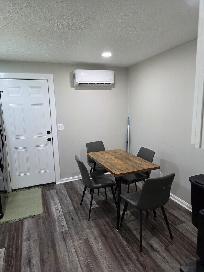 Building Photo - 128 Forest St