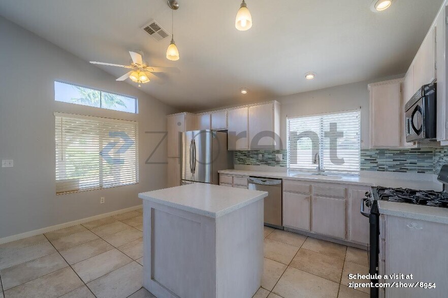Building Photo - 39821 Milan Dr