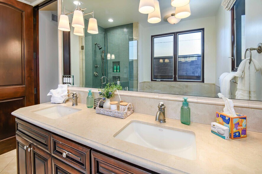 Building Photo - 319 33rd St