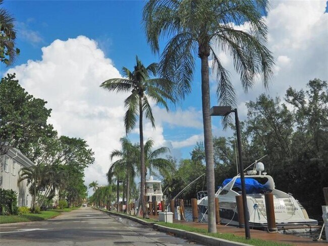 Building Photo - 6521 Bay Club Dr