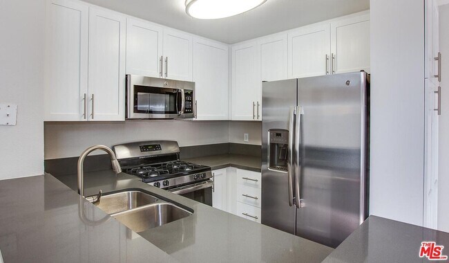 Building Photo - 5952 Las Virgenes Rd