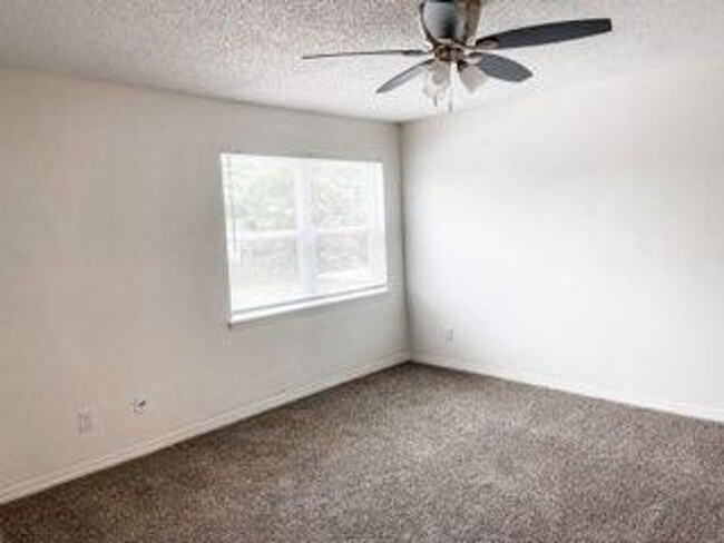 Building Photo - Fully Remodeled Townhome in PG!