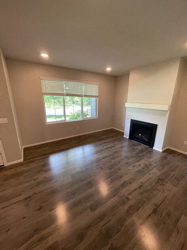 Building Photo - 3 Bedroom / 2.5 Bathroom Townhome - Near Bethany & PCC **1/2 Off Third Month's Rent**