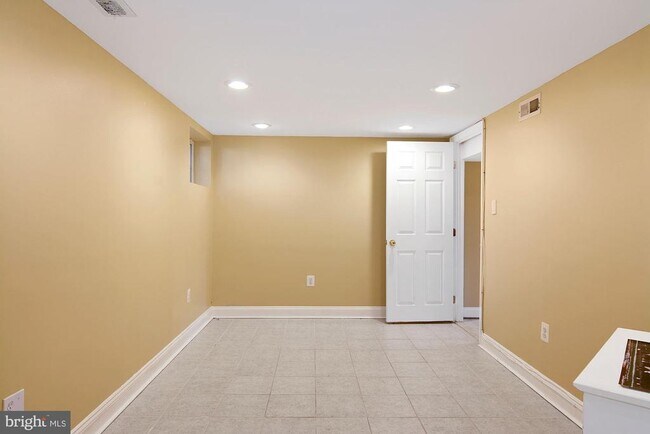 Building Photo - 6807 Dean Dr