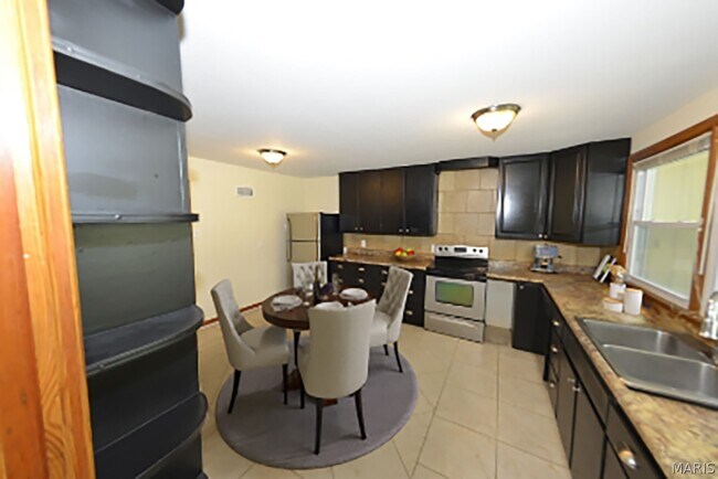 Building Photo - 1005 Hawthorn Ave