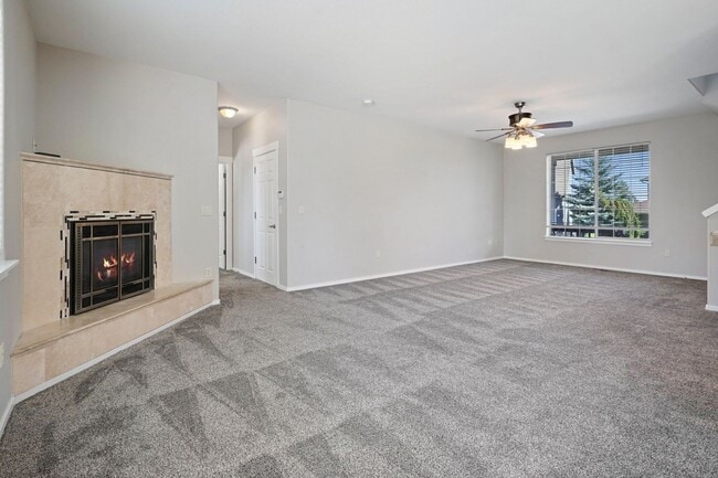 Building Photo - Huge home, recent upgrades!  Like new!