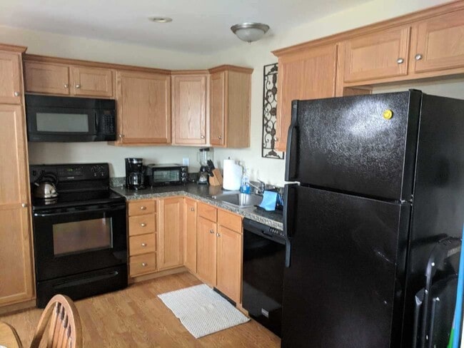 Full Kitchen - 4 Chase St