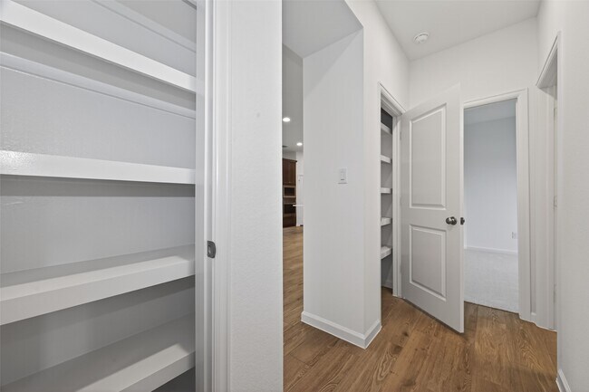 Building Photo - 5015 Bowen Pr Dr