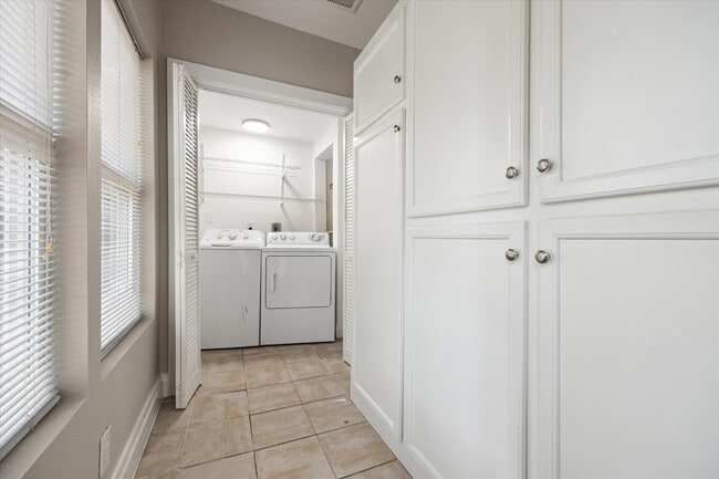 Building Photo - 409 Pecore St