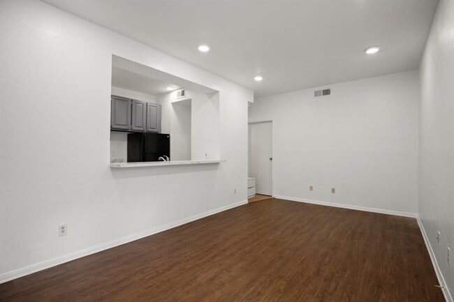 Building Photo - 1006 1/2 W 22nd St