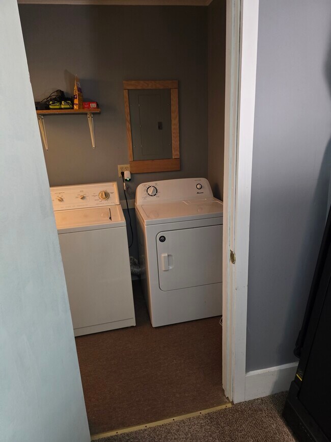 Building Photo - Bank Street