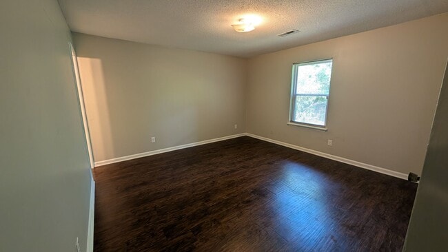 Building Photo - Spacious 2BD/2BA Duplex