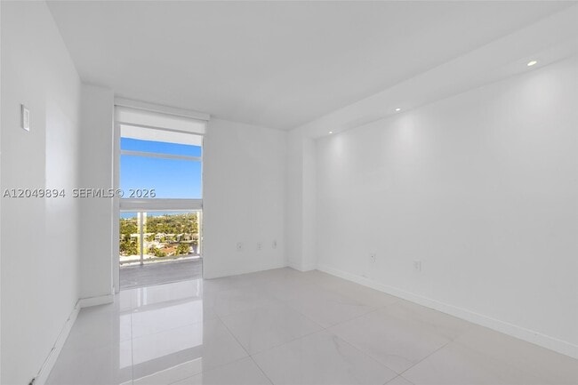 Building Photo - 20515 E Country Club Dr