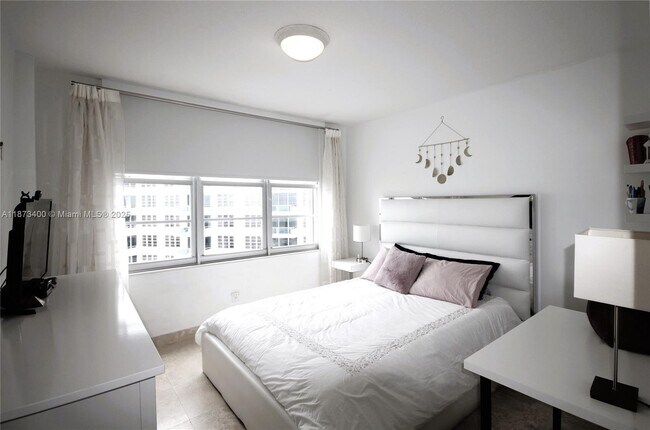 Building Photo - 5151 Collins Ave