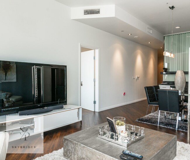 Building Photo - "Luxurious 2-Bedroom Furnished Condo with Scenic Views & Pool at 1100 Wilshire!"
